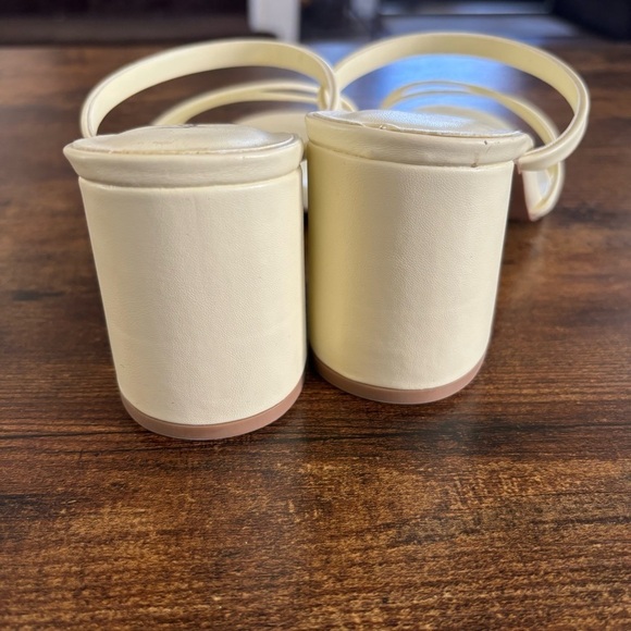 QUPID Brand Women's White Strappy Slip on Sandals Size 10 - Picture 6 of 10